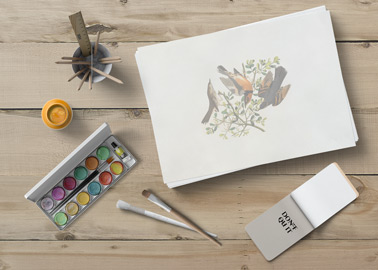 Stapel mit Papier, Aquarellfarben und Utensilien