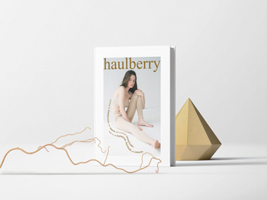 كتاب أزياء مع زينة عصرية