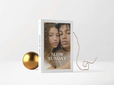 نظرة من الجانب الأيسر على كتاب أزياء قائم