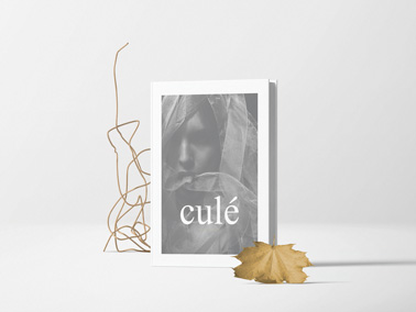 نظرة من الجانب الأيمن على كتاب أزياء قائم