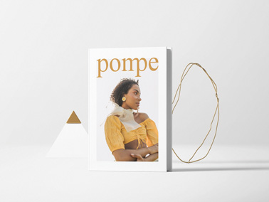 كتاب قائم مع زينة ذهبية