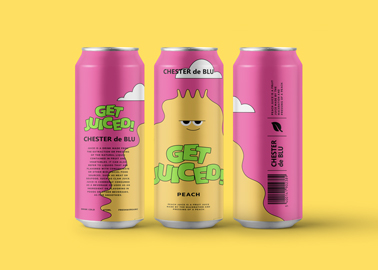 Trois canettes de boisson sur un fond jaune