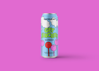 Canette de boisson posée sur une surface rose