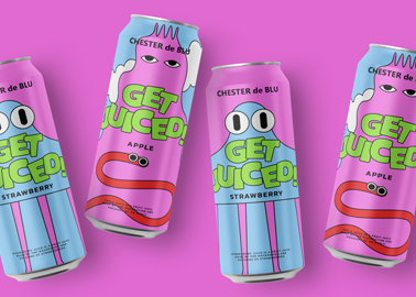 Quatre canettes de boisson sur une surface rose 