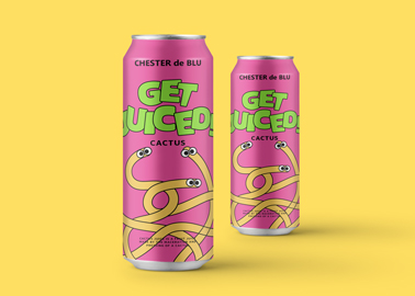 Deux canettes de boisson, l'une avec un gros plan