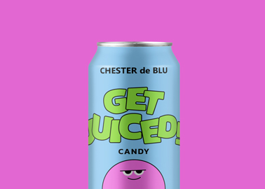 Canette de boisson zoomée sur une surface rose