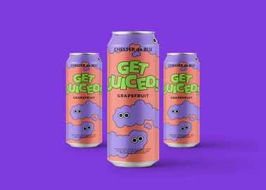 Trois canettes de boisson, dont une avec un zoom avant