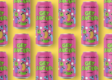 Plusieurs canettes de boisson sur une surface jaune