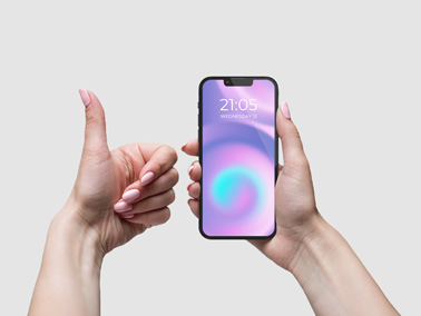 يد تحمل أيفون مع إشارة الإبهام