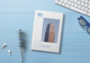 Livre fermé sur une surface en bois