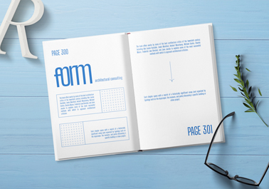 Livre ouvert sur une surface en bois