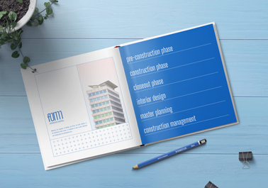 Livre ouvert avec un crayon et des pinces à papier