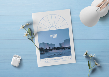 Brochure sur une surface en bois