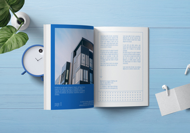 Livre ouvert avec un réveil