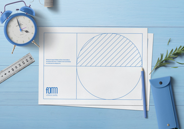 Livre blanc avec un réveil