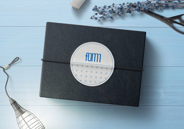 Boîte avec un autocollant sur une surface en bois