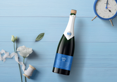 Bouteille de champagne sur une table en bois