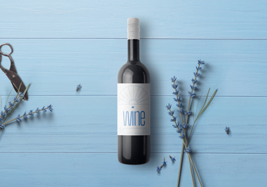 Bouteille de vin sur une table en bois