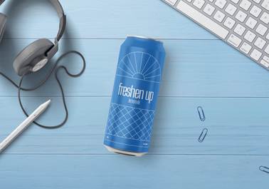 Canette de soda avec un casque et un crayon