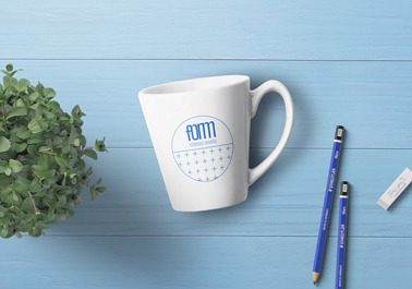 Tasse à café avec des crayons et une plante