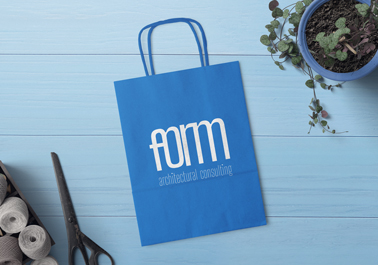 Sac en papier avec des ciseaux et une lampe