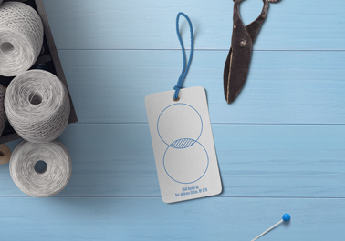 Étiquette avec fils à coudre et ciseaux