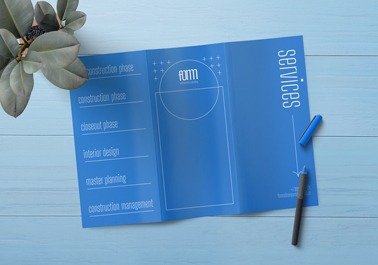 Brochure ouverte avec un marqueur et une plante