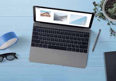 MacBook sur un bureau, vue en plongée