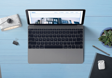 MacBook sur un bureau de travail, vue en plongée