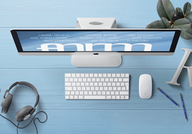 iMac avec écouteurs, vue en plongée