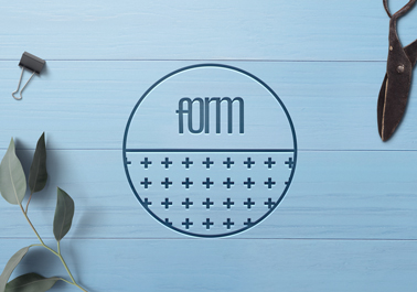 Lettres et symboles gravés sur une table en bois