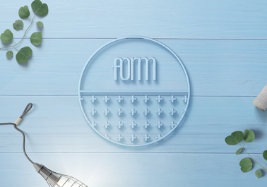 Lettres et symboles en bois sur un bureau