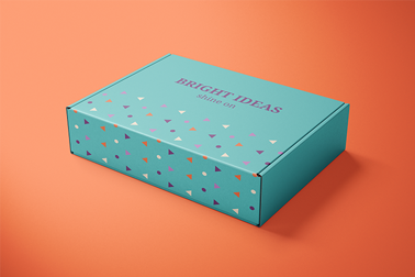 Eine Papierschachtel auf einer orangen Oberfläche