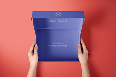 Eine offene Schachtel auf rotem Hintergrund