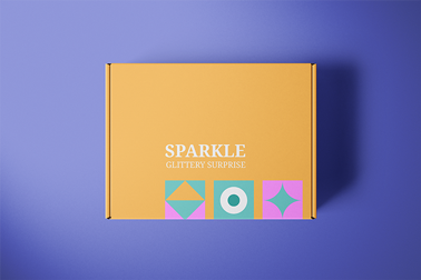 Eine geschlossene Schachtel auf einer violetten Oberfläche