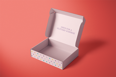 Eine offene Schachtel auf einer roten Oberfläche