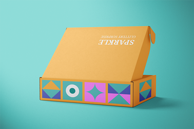 Eine offene Schachtel in der Rückansicht