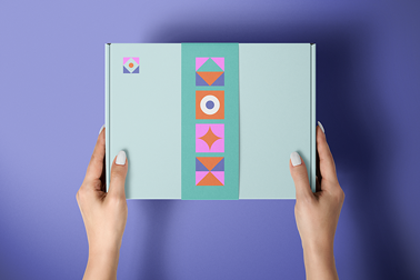 Eine Hand hält eine Schachtel