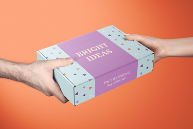 Zwei Hände halten eine geschlossene Schachtel