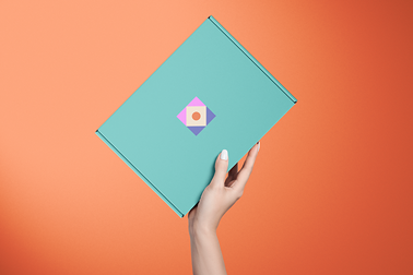 Eine blaue Schachtel vor einem orangen Hintergrund