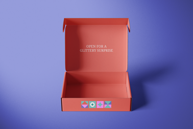 Eine offene Schachtel auf einer lila Oberfläche