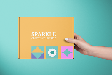 Eine Hand hält eine geschlossene Schachtel