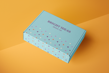 Eine geschlossene Schachtel auf einer gelben Fläche