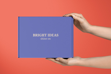 Eine lila Schachtel auf einer roten Oberfläche