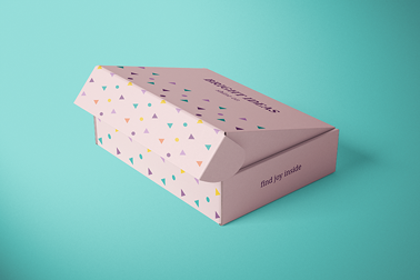 Eine halbgeöffnete Schachtel auf einer blauen Oberfläche