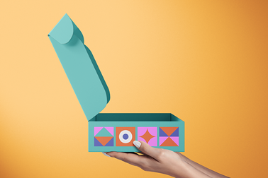 Eine offene Schachtel in der linken Seitenansicht