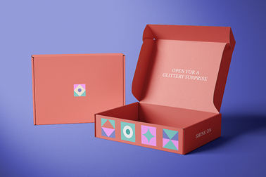 Zwei Papierschachteln, eine ist offen