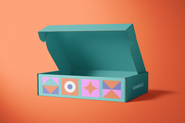 Eine halboffene Schachtel auf einer orangenen Oberfläche