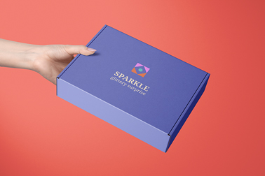 Eine geschlossene Schachtel in einer Hand auf einer blauen Oberfläche