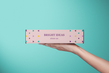 Eine offene Papierschachtel auf einer roten Oberfläche